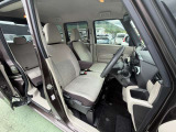 大型アームレストが付いてて長距離運転も楽です