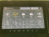 多様なメディアに対応し、多彩な音源を楽しめます。CDやラジオはもちろん、スマートフォンとの連携も可能です。快適な移動時間を演出します。
