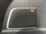 【JBLサウンドシステム】メーカーオプションの高品位サウンドシステムを搭載。専用のチューニングが施された大小様々なスピーカーから良質なサウンドが奏でられ、臨場感あふれる音響空間を演出します。