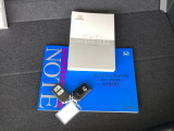 メンテナンスノート【整備記録簿】、取説も揃っています。スマートキーはバッグなどにしまったままボタン操作でエンジンの始動・停止ができて大変便利です。