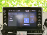お気に入りの音楽やラジオを快適に楽しめるオーディオ画面です。直感的な操作で、様々なコンテンツを簡単に切り替えられます。ドライブがより楽しくなります。
