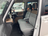 ドライバーの視界を妨げないよう、室内デザインにも配慮されています。快適な運転環境をサポートします。