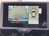 後方確認をサポートするモニター画面。駐車時の安全性を高め、狭い場所でも安心して運転できます。