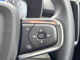 【ステアリングスイッチ】運転中、前方から目線をそらさずにオーディオ等の操作ができるよう、適切に配置されたスイッチ類。安心&快適なドライブを演出してくれる便利な機能です。