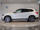 BMWではロングホイールベースの採用をしており、すべての車種に適用され、走行中の安定感の向上されております。また室内空間の広さにも貢献しております。