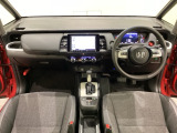 車内は光触媒抗菌消臭施工済です。スタイリッシュなデザインでスポーティなインパネ周りを演出します。グローブボックスやカップホルダーのほかにトレーなどたくさんの収納スペースが付いています。