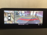 狭い場所での駐車やすれ違いなどでより的確な運転操作に役立つ360&deg;ビューモニターが装備されています。