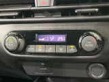 【オートエアコン】一度お好みの温度に設定すれば、車内の温度を検知し風量や温度を自動で調整。暑い&hellip;寒い&hellip;と何度もスイッチ操作をする必要はありません。快適な車内空間には必須の機能ですね♪