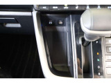 データ通信/給電用と、給電用(Type-C)のUSBポートが装備されています。車内にあると便利なアイテムですね! 充電中のスマホなどの置き場に便利なポケットは使わないときはフタをしておけます。