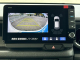 狭い場所での駐車も安心。後方の状況を的確に把握できるので、安全に運転をサポートします。