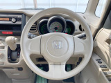 インテリアに合わせたデザインのステアリングは、運転される方のことも考え、運転しやすい形状、大きさです。是非一度、実際に触ってお確かめください。