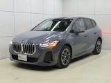 フロントフェイスの精悍な表情と伸びやかに続くボディーライン。斜め前からのアングルはBMWらしいスポーティさとエレガンスさを際立たせます。光の当たり方によって表情を変えるボディーの造形も魅力の一つです。