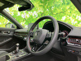 ドライバーシートに座ると、包み込まれるような座り心地。視界も広く、運転に集中できます。快適な空間で、ドライブをお楽しみください。