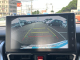 狭い道や駐車場でも、後方の状況を安全に確認できます。ガイドライン表示で、スムーズな駐車操作をサポート。運転に自信がない方にもおすすめです。
