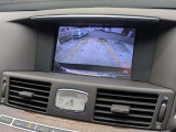 純正ナビには、鮮明な画質のバックカメラを搭載。車庫入れや後退時の安全確認をスムーズに行えます。画面下部のアナログ時計も、シーマの伝統と上質さを感じさせるポイントです。
