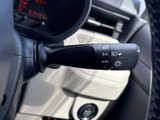 操作しやすい位置に配置されたウインカーレバーで、安全確認を徹底。スムーズな車線変更や右左折をサポートします。周囲への注意喚起も確実です。