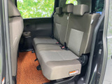 左右独立したシートで、乗車時の快適性を高めています。