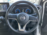 握りやすいステアリングは、運転操作をスムーズに行えます。オーディオやハンズフリー通話の操作も可能で、安全な運転をサポートします。快適なドライビングを。