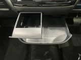 ミニテーブルとしてもカップホルダーとしても使用できる2WEY仕様です!使用しないときは収納できるのでスマートな車内空間を維持できます♪