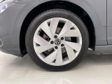 純正17インチアルミホイール:輸入車ならではの卓越した走りを支えるホイールと足回りです!日本車の走りに慣れている方にもぜひ体感して頂きたい程高いレベルでまとまっています。