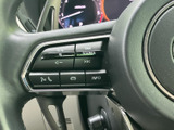操作しやすい配置のスイッチ類で、運転中でも快適に機能操作が可能。ドライビングに集中できる環境です。