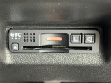 【ETC】有料道路を利用する際に料金所で停止することなく通過できる、ETC車載器(ノンストップ自動料金収受システム機器)が装備されています。セットアップを行うことで利用可能になります。