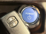 【スマートキー】カバンやポケットに入れたままでもドアの施錠・解錠が可能なスマートキーを装備。エンジンのオン・オフ時もカギを取り出す必要が無いからとっても便利です♪