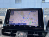 見やすい大型ディスプレイが、運転中の情報提供をサポートし、快適なドライブをさらに便利にします。毎日の移動がより楽しくなります。