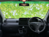 運転席からの視界は広く、運転操作もスムーズに行えます。シンプルなデザインで、落ち着いた空間を演出しています。快適な運転をサポートします。