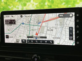 高精細な地図表示で、目的地までスムーズに案内。周辺施設の情報も充実しており、初めての場所でも安心です。