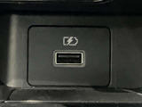 USB電源ソケットが前席中央にあり、便利に使えます☆