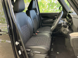 広々とした室内空間が魅力です。運転席からの視界も広く、操作性にも優れています。快適なドライブを楽しめます。
