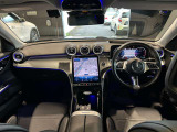 メルセデスのシートは少し硬めになっております。長時間の運転の際、適度な反発があることでお尻や腰の負担を減らす効果が御座います。