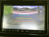後方確認をサポートするモニター画面。駐車時など、狭い場所でも安全に運転できます。運転の苦手な方にもおすすめです。