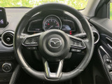 握りやすいステアリングは、運転操作をスムーズに。オーディオ操作など、便利なスイッチ類も搭載されています。