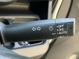 操作しやすい位置に配置されたウインカーレバー。スムーズな操作で、安全な車線変更をサポートします。