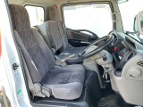 運転席まわりです。実際に座ってみて、乗り心地を体験してみてください,視界も良好です