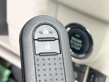 【キーフリーシステム】カバンやポケットに入れたままでもドアの施錠・解錠が可能なスマートキーを装備。エンジンのオン・オフ時もカギを取り出す必要が無いからとっても便利です♪