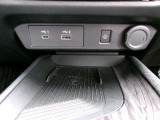 ワイヤレス充電器と、USBポートのタイプAとCがあります♪