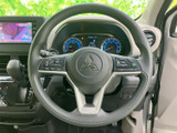 握りやすいステアリングで、快適な運転操作をサポート。オーディオやハンズフリー通話のスイッチも操作しやすい位置に配置されています。