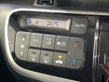 【オートエアコン】一度お好みの温度に設定すれば、車内の温度を検知し風量や温度を自動で調整。暑い&hellip;寒い&hellip;と何度もスイッチ操作をする必要はありません。快適な車内空間には必須の機能ですね♪