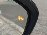 {ブラインドスポットモニター}隣の車線を走る車両をレーダーで検知し、ドアミラーに搭載されたLEDインジケーターが点灯し注意を喚起してくれます。