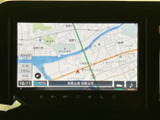 高精細な画面で、運転に必要な情報をわかりやすく表示します。快適なドライブをサポートする頼もしい相棒となるでしょう。操作も直感的に行えます。