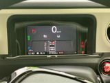 視認性の高いメータークラスターで、運転に必要な情報を的確に把握できます。デジタル表示により、様々な情報を分かりやすく確認できる設計です。