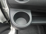 カップホルダーは運転席や助手席からちょうど手の届く位置です!!