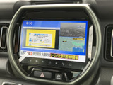 停車中にテレビや動画を楽しむことができます。休憩時間などに、リラックスした時間を過ごせるでしょう。後部座席の方にも配慮した装備です。