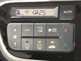 【オートエアコン】一度お好みの温度に設定すれば、車内の温度を検知し風量や温度を自動で調整。暑い&hellip;寒い&hellip;と何度もスイッチ操作をする必要はありません。快適な車内空間には必須の機能ですね♪