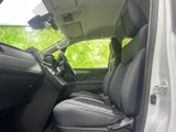 運転席からの眺めは良好で、運転操作もスムーズに行えます。シートの形状も工夫されており、長時間の運転でも疲れにくいでしょう。