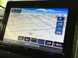 見やすい地図表示で、目的地までスムーズに到着。渋滞情報もリアルタイムで確認でき、快適なドライブをサポートします。長距離移動も安心です。