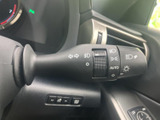 操作しやすい位置に配置されたレバーで、スムーズな合図操作が可能です。安全運転をサポートし、周囲への配慮も忘れずに。
